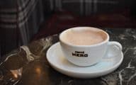 Una taza de chocolate caliente sobre una mesa de mármol en Caffe Nero.