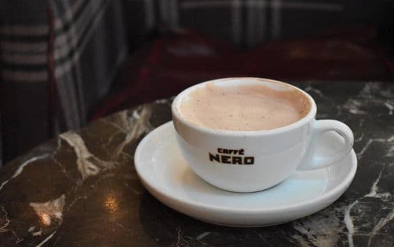 Una taza de chocolate caliente sobre una mesa de mármol en Caffe Nero.