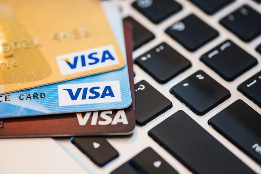 Tarjetas Visa sobre un teclado Macbook.