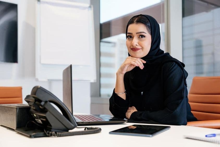 Mujer de negocios de Medio Oriente vistiendo abaya árabe tradicional en la oficina.