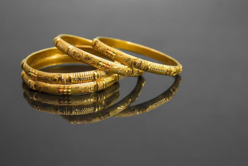 Brazaletes de oro tradicionales indios.