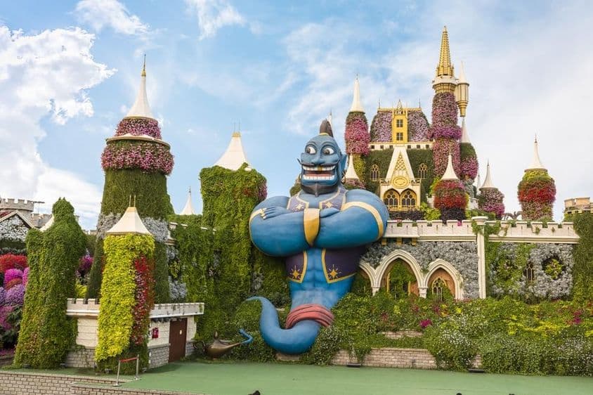 Figura gigante de un genio de cuento de hadas en el Dubai Miracle Garden.
