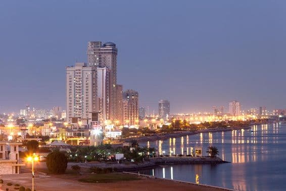 Pasarela de Ras al-Khaimah iluminada al anochecer.
