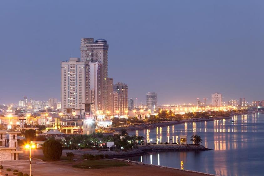 Pasarela de Ras al-Khaimah iluminada al anochecer.