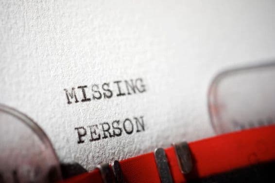 Texto sobre una persona desaparecida escrito en una máquina de escribir.