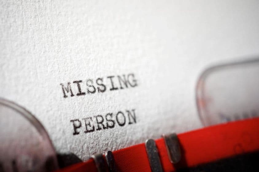 Texto sobre una persona desaparecida escrito en una máquina de escribir.