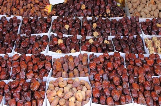 Dátiles a la venta en un mercado artesanal tradicional.