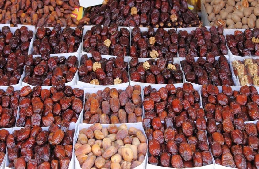 Dátiles a la venta en un mercado artesanal tradicional.