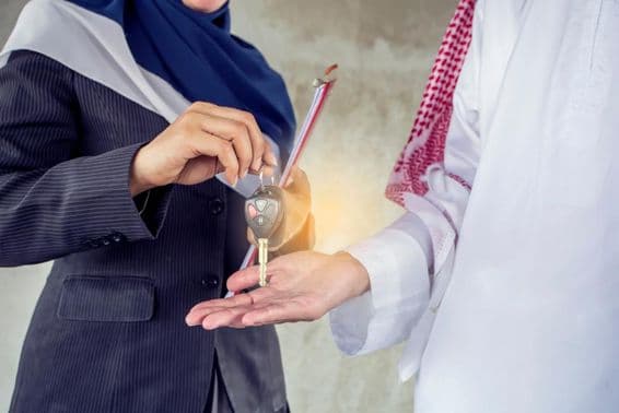 Entregando llaves a un inquilino.