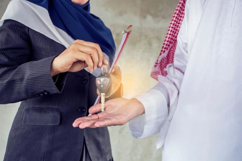Entregando llaves a un inquilino.
