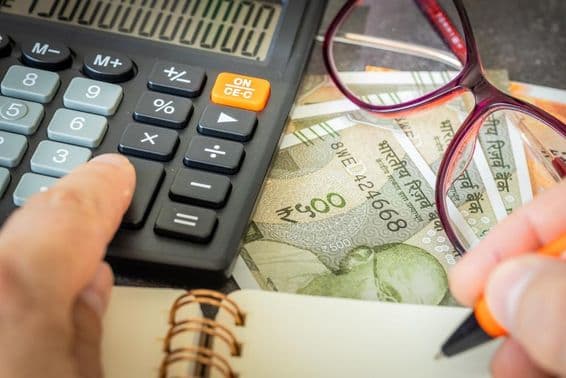 Cálculos financieros en rupia india.