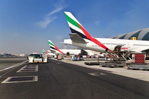 Avión de Emirates en el aeropuerto de Dubái.
