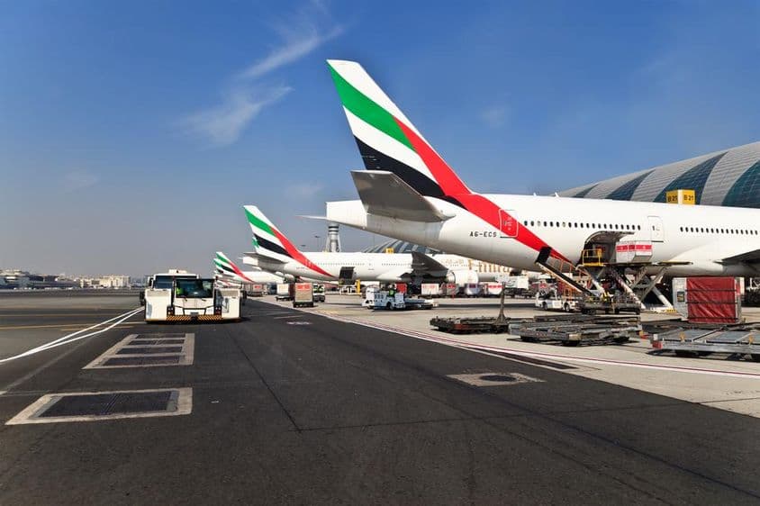 Avión de Emirates en el aeropuerto de Dubái.