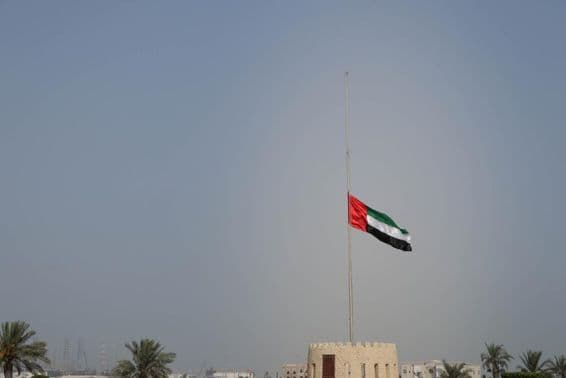 Bandera de los Emiratos Árabes Unidos izada a media asta en Sharjah.