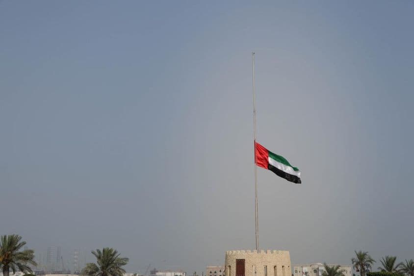 Bandera de los Emiratos Árabes Unidos izada a media asta en Sharjah.