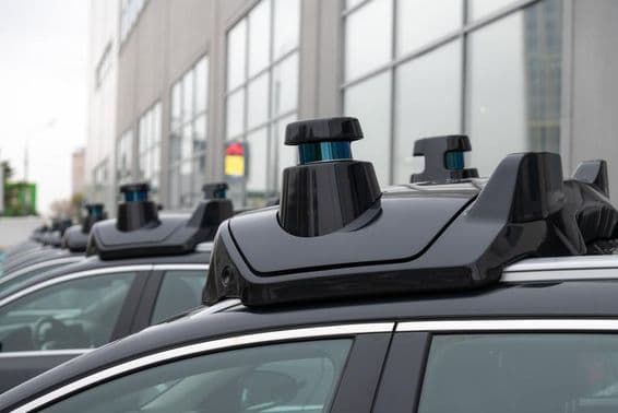 Sensor de radar sobre un automóvil.