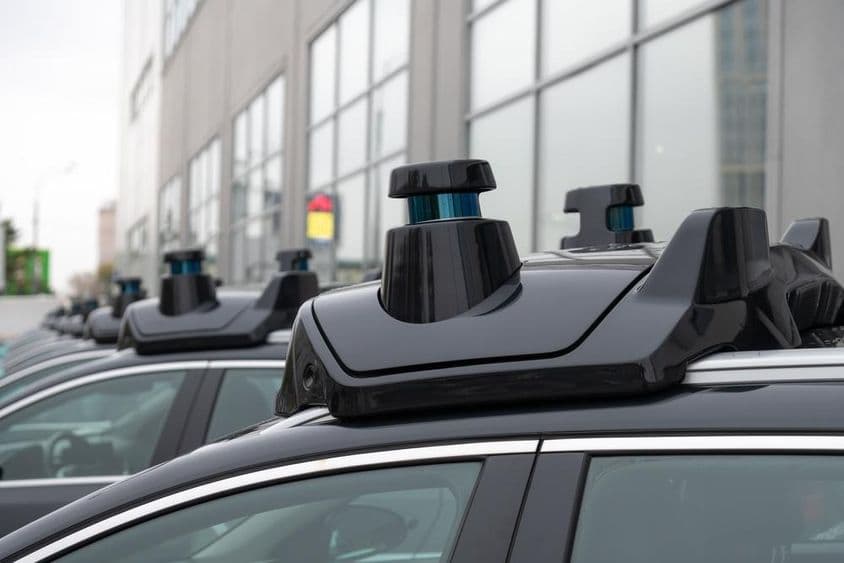 Sensor de radar sobre un automóvil.
