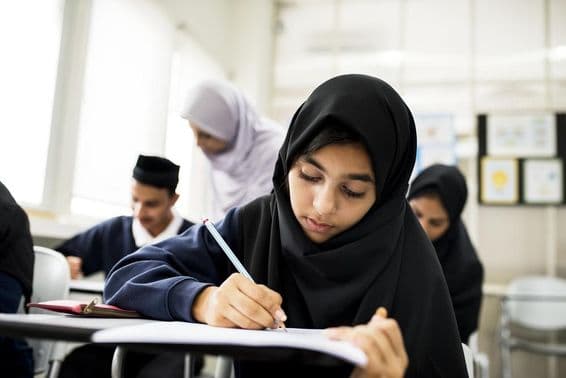 Varios niños musulmanes estudiando en un aula.