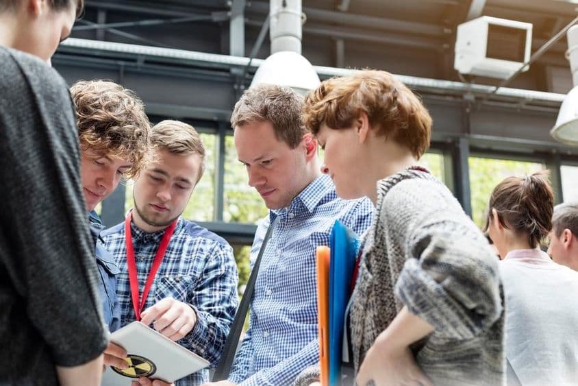 Estudiantes en una área de exposición.