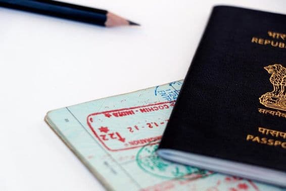Sellos oficiales de EAU e India en una página de pasaporte.