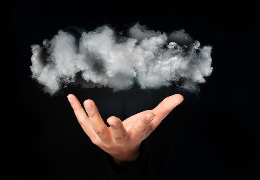 Una nube en la mano de una persona.