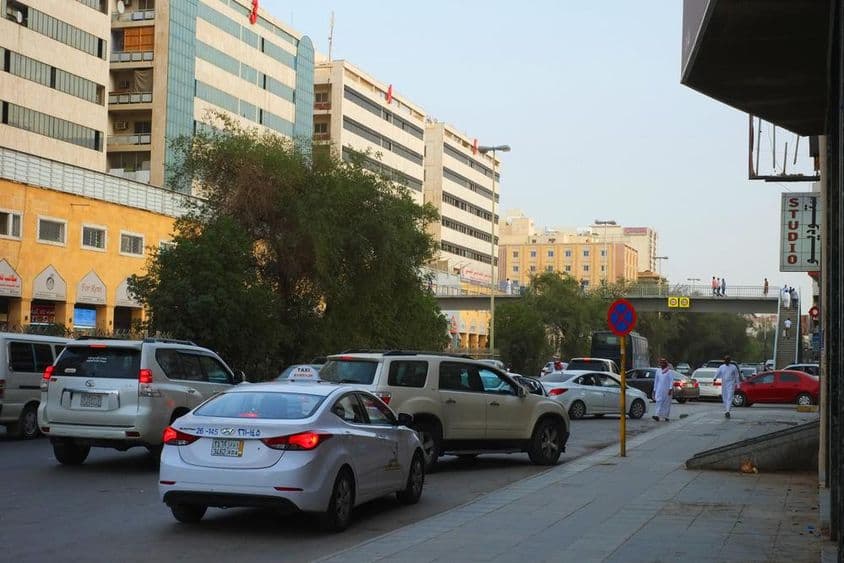 Riyad, Arabia Saudita, tráfico junto a hitos en el distrito de Al Batha.