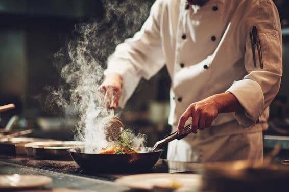 Un chef cocinando en la cocina.