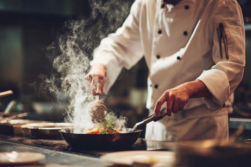 Un chef cocinando en la cocina.