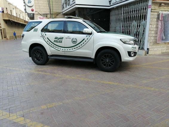 Un coche de policía de Dubái visto de lado en una calle.
