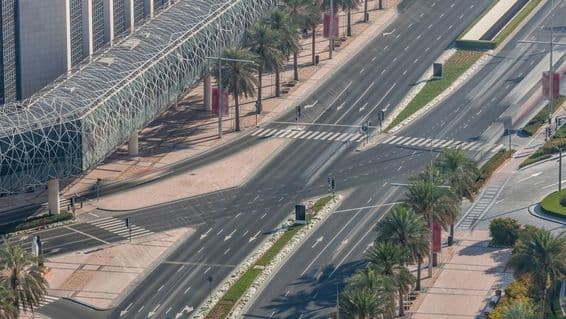 Carretera hacia el centro de Dubái, Dubái, Emiratos Árabes Unidos.