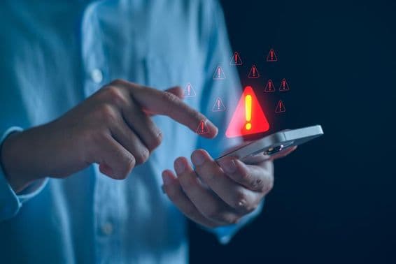 Alerta de estafa, advertencia de software.