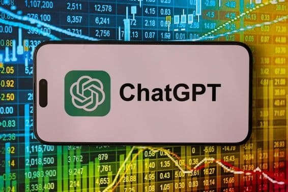 Smartphone mostrando el logotipo oficial de ChatGPT.