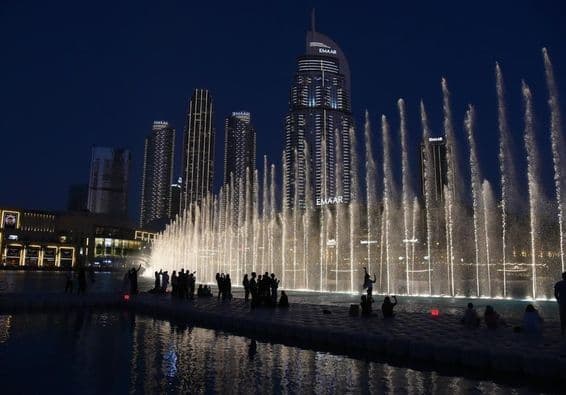 Espectáculo cautivador de agua, música y luz en el centro de Dubái.
