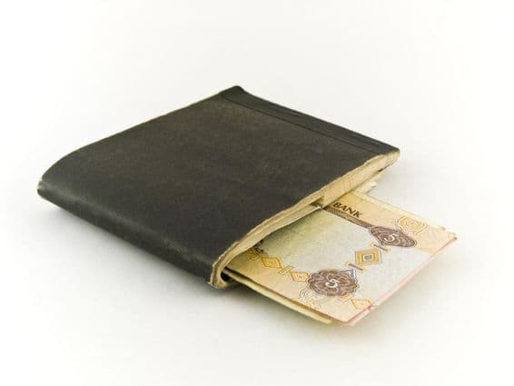 Viejo talonario de cheques y billetes de cinco dirhams.