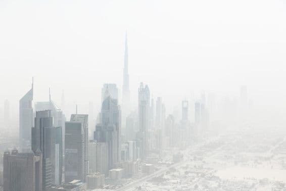 Vista del paisaje urbano con niebla, Dubái, Emiratos Árabes Unidos.