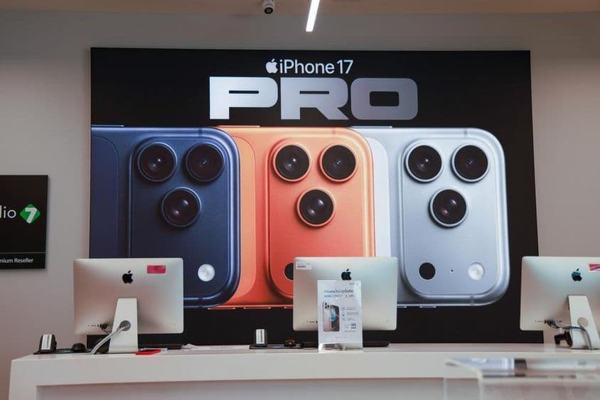 iPhone 17 Pro Max en un escaparate.