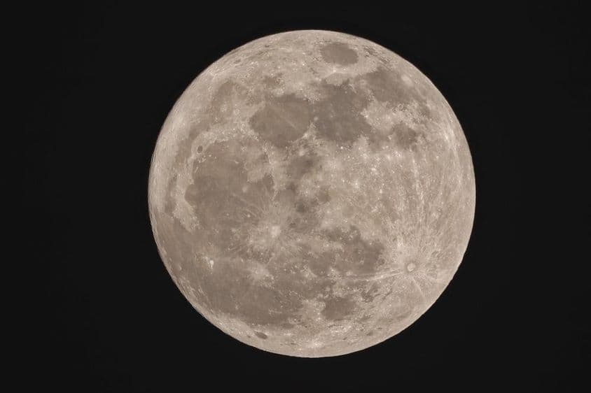 La superluna, apareciendo redonda en la noche.