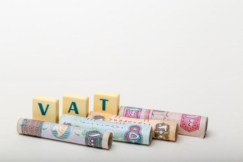 Las letras IVA (Impuesto al Valor Agregado) sobre billetes de dirham de los EAU.