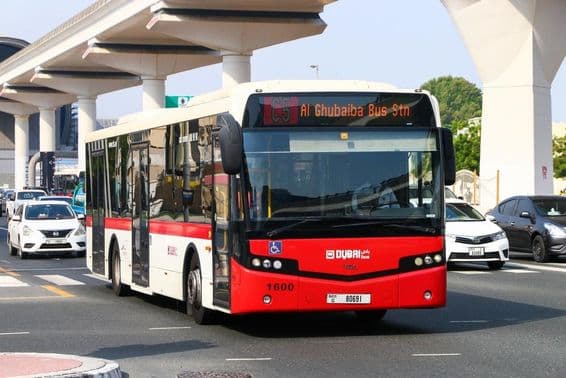 VDL Citea CLF-120.310 blanco y rojo en las calles de la ciudad de Dubái.