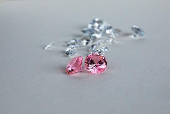 Diamante cultivado en laboratorio con corte redondo y colores vibrantes.