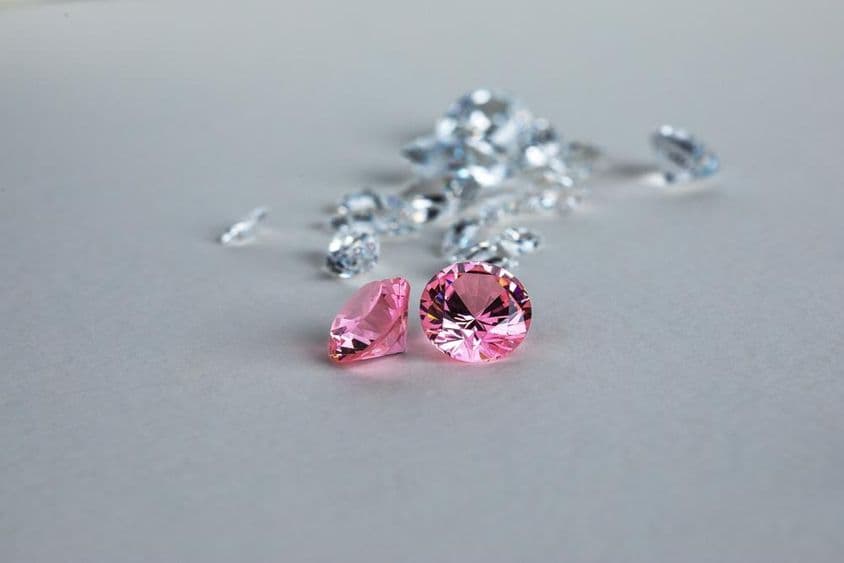 Diamante cultivado en laboratorio con corte redondo y colores vibrantes.