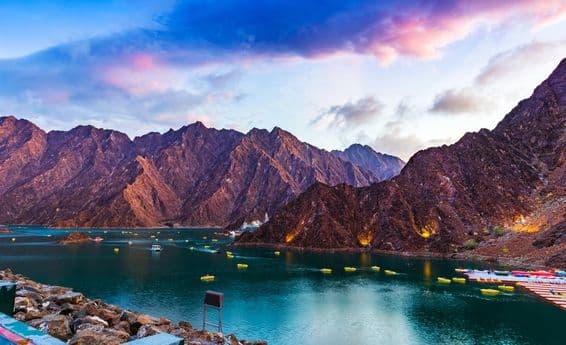 Vista hermosa del embalse de Hatta o lago y las montañas Hajar.