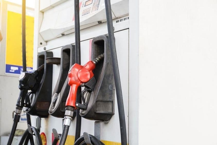 Boquillas de combustible en una estación de servicio.