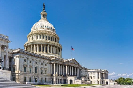 El edificio del Capitolio de los Estados Unidos con la bandera estadounidense.