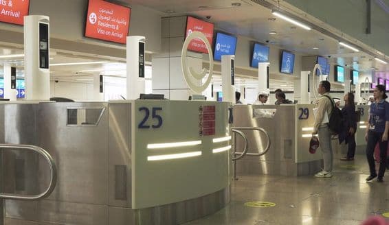 Pasajeros en la zona de presentación de solicitudes de visa en el Aeropuerto Internacional de Dubái.
