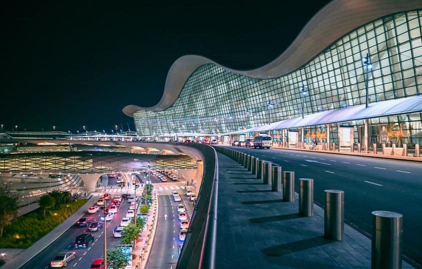 Vista panorámica del nuevo Aeropuerto Internacional Zayed de noche en Abu Dhabi.