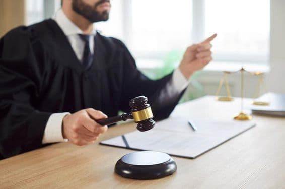 El juez golpea el martillo y el tribunal dicta un fallo en la sala del tribunal.