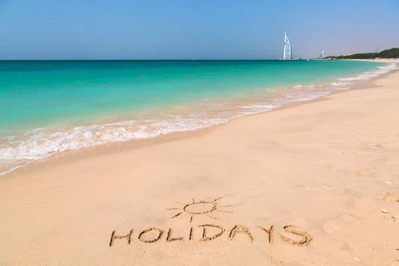 Cartel de vacaciones en una playa con agua turquesa.