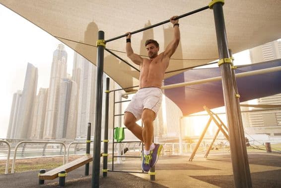 Hombre atlético joven ejercitándose al aire libre.