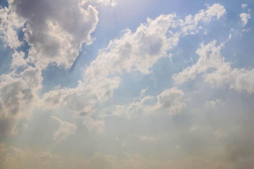 Cielo escénico nublado con hermosas nubes y paisaje nublado en Dubái.